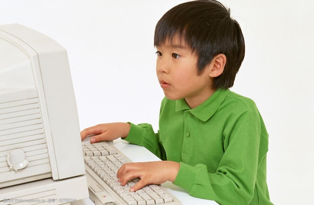 電腦前的少年 數(shù)字時(shí)代的童年印記